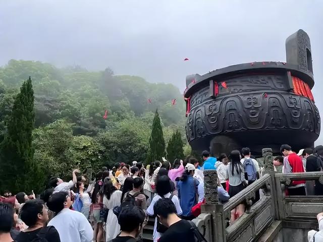 3万人挤爆灵隐寺！免门票不是亏本，是文旅经济新玩法？
