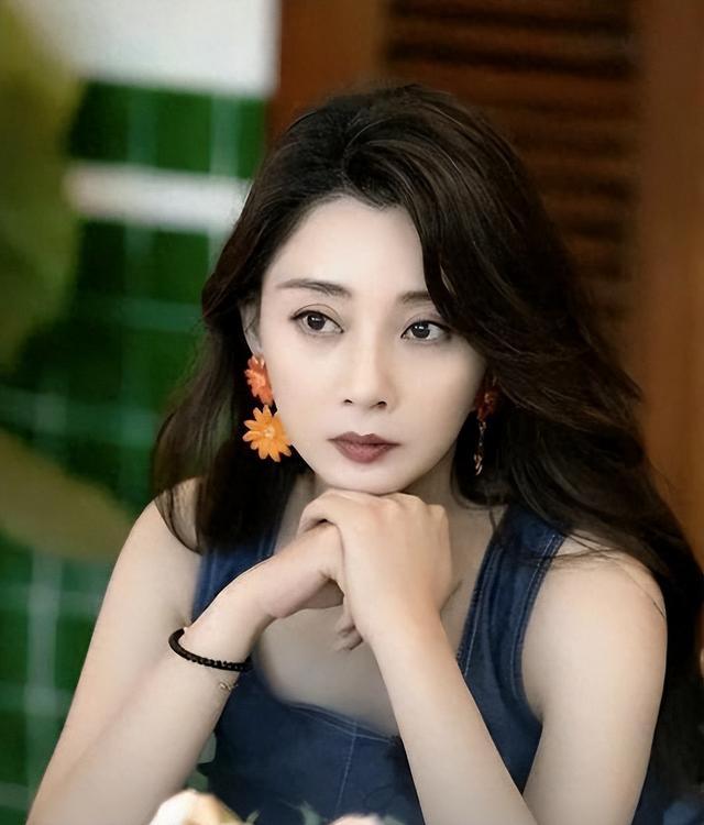 她是演员中的富婆，豪车多的开不过来，如今45岁却像妙龄少女