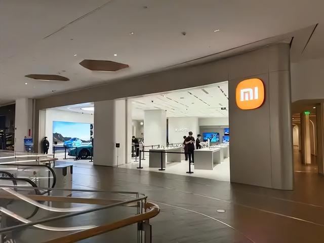 小米发布会翻车？业绩好但舆情危机，科技品牌为何要“专业保守”