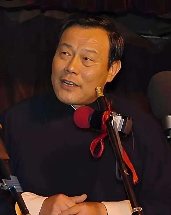 恭喜！杨威徒弟郭胜文，拜在郭德纲西河门下，有俩师父高兴坏了