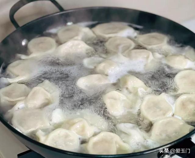 冬天，这菜使劲吃！一解毒，二对眼睛好，三护肝，冬天包饺子真香