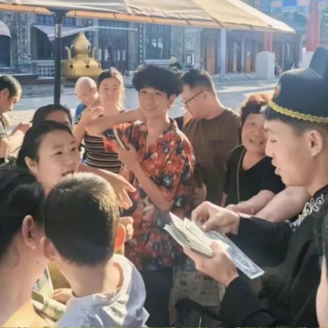 人气爆棚！ 在济南，你的夏日打卡清单还缺一面大红墙！