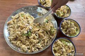 河南一家四口茄子饭火了，是馍又是菜，网友：把茄子吃法了解透了图片