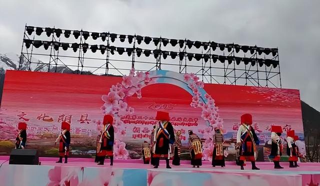“桃花笑春风，文化映朗县！”这场演出太醉人