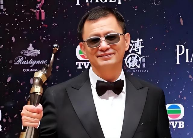 陪玩陪睡只是开胃菜，袭警、舔手指、集体嫖娼，背后的事捂不住了