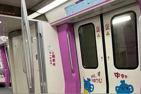 河南一老太地铁上强迫年轻人让座位，民警现场霸气回怼!真解气！图片