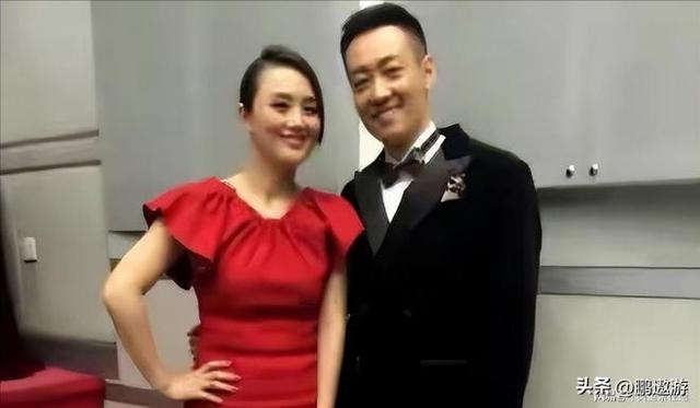 辛柏青消失五个月现身一个举动败坏好感，身边长发美女引人热议