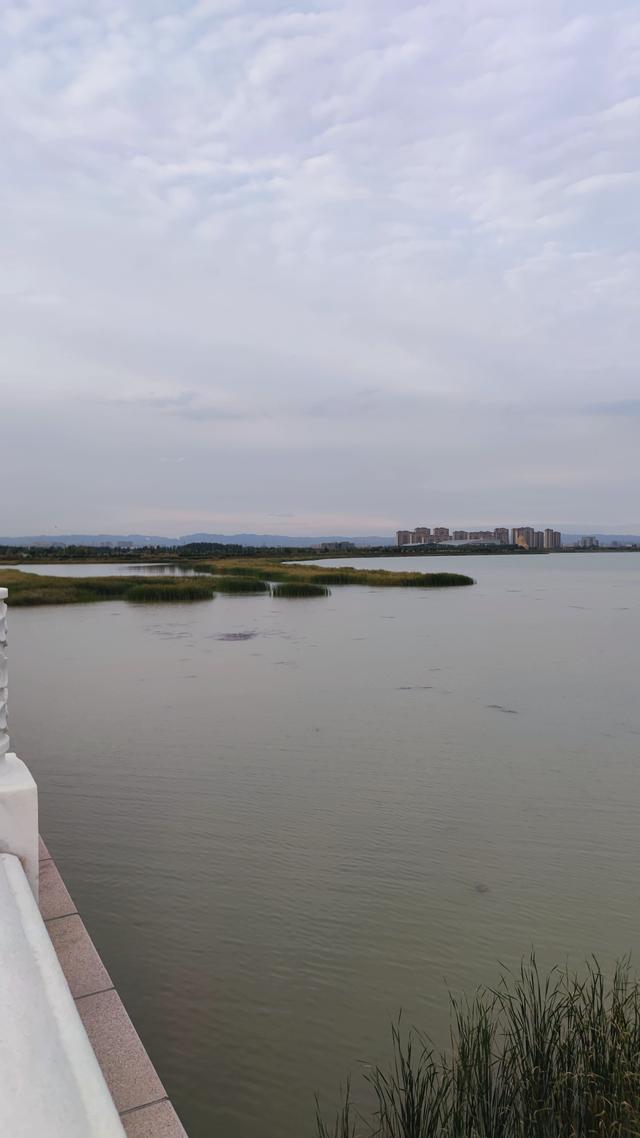 包头城南靠近黄河的昭君湖，也叫小白河景区，黄河浩渺，湖平如镜