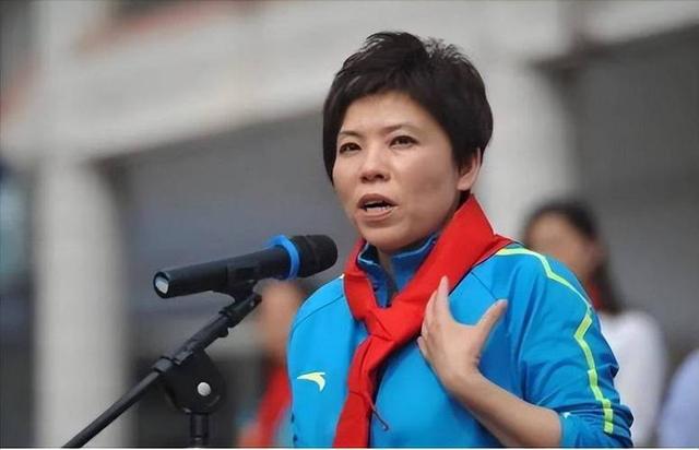 败光20亿、国籍问题、向洋人下跪，邓亚萍身上的标签到底是真是假