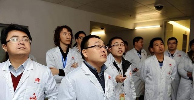 年薪600万华为高管，美国公民身份被扒，带13人窃密 下场大快人心
