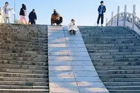 刘翔陪妻子吴莎回芜湖，体验网红滑梯图片