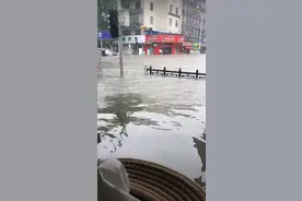 襄阳暴雨内涝致31条公交线路停运，应急局：涵洞及低洼地带还有积水，暂无人员伤亡报告图片