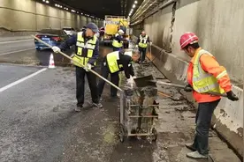 【设施管养】市政道排保障一所集中疏浚建设路下穿火车站通道边沟图片