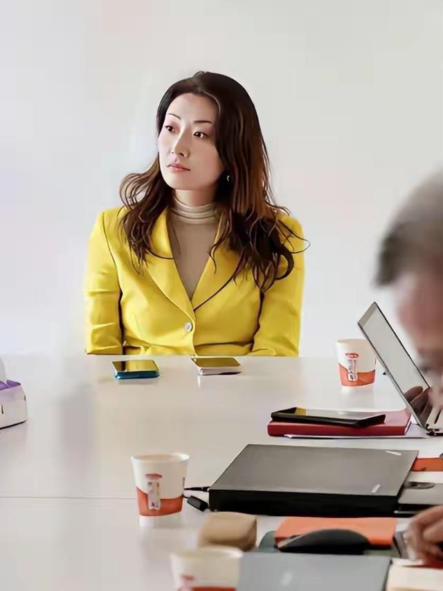 宗馥莉把亲叔整没电了。这出商界大戏可比电视剧带劲	。