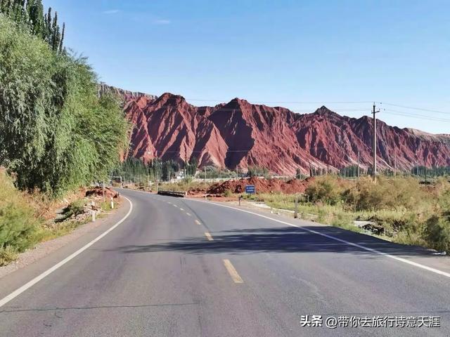 帕米尔高原上的雪峰平湖风光