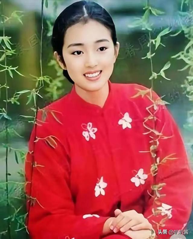 分手30年，被法国老公7字评价的巩俐，活成张艺谋高攀不起的存在