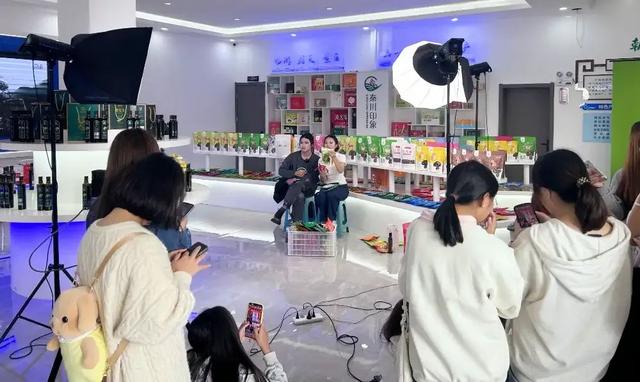 超级主播集体出海，三只羊搞笑再成功，李佳琦折戟印尼