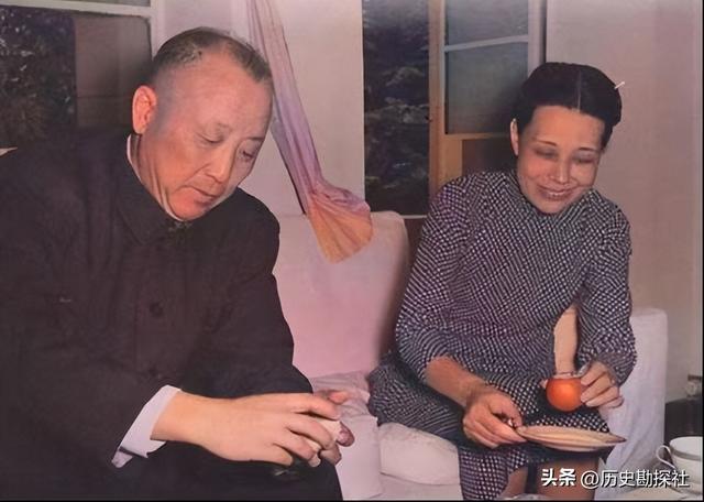 卫立煌将军的妻子有多漂亮？穿着时髦端庄优雅，不愧是北大校花！