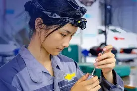 深圳“汽修女孩”，一月内三登央视，获5亿流量，颜值与实力并存图片