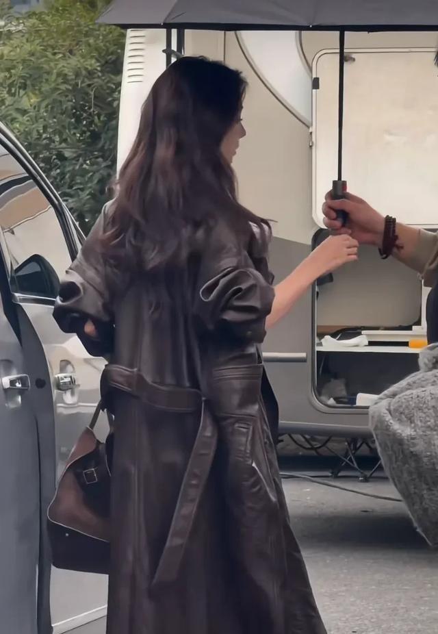 易梦玲公开恋情后首开工，穿皮衣长外套露大长腿，胡彦斌太有福了