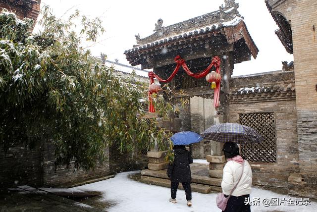 山西襄汾：初雪映丁村 古宅美如画