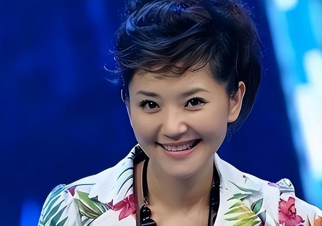 51岁主持人方琼：嫁给电视台领导	，21岁儿子不仅长得像她还是学霸