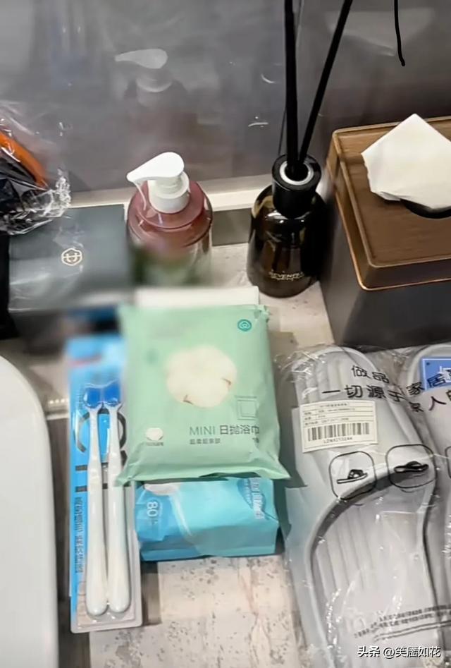原以为金哥邀请村长是要共宿山间,却不知他们早把舒适搬去了酒店