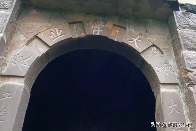 成都近郊，超级冷门徒步，山野藏流传已久的石屋，地铁公交直达！
