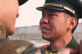 驻守青藏铁路8年的武警战士，退伍当天却哭的泪流满面，结局感人图片