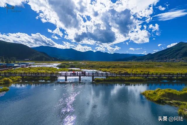 到泸沽湖“走婚”，这条300米的水上长桥肯定是要上去一趟的