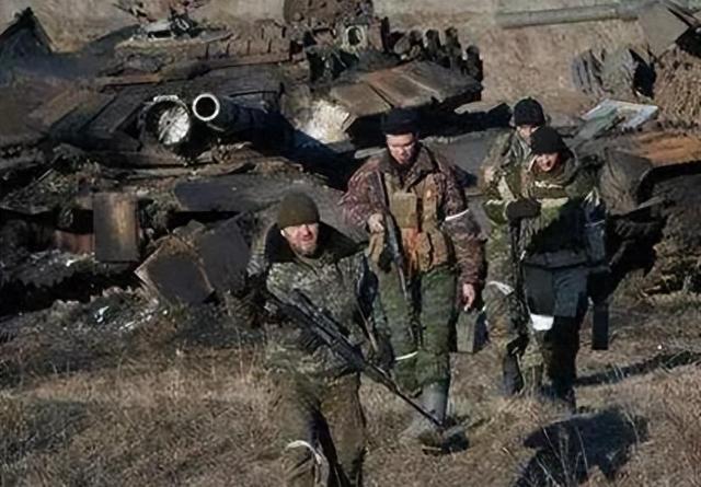 西方围堵、内忧外患！俄罗斯发展30年被华反超，难怪拿不下乌克兰