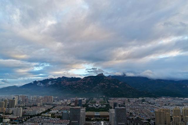 云海漫泰岳，水墨染岱宗