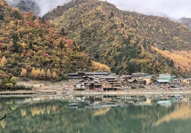 【美丽四川】平武天母湖，邂逅一场彩林与碧水的秋日盛宴‖柳红樱