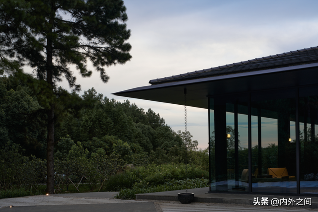 八荒设计 · 山谷松林里的隐世秘境之旅
