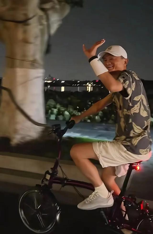 马云骑车夜游西湖遇粉丝，美女激动搭讪，马云说很凉快 单车很昂贵