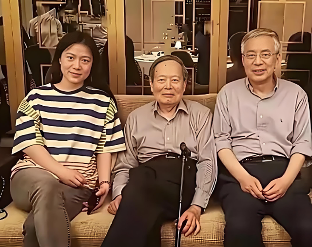 杨振宁葬礼：翁帆哭到眼通红，74岁长子缺席，孙辈抱遗像送行