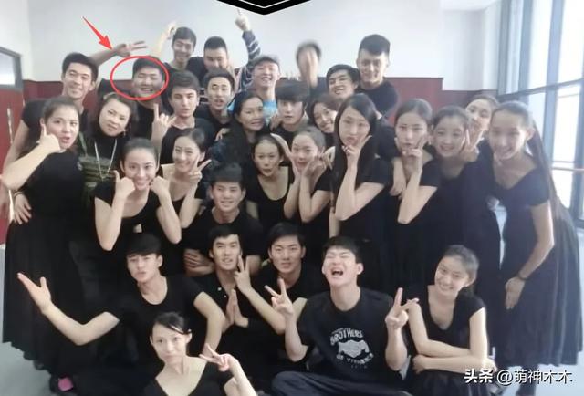 闫学晶儿子被持续举报！毕业大合影曝光，疑似侵占名额进入中戏