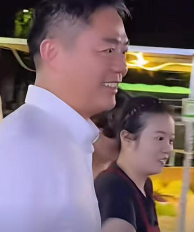 刘强东凌晨1点在大排档喝大了，拍照时开心的像个孩子，来者不拒