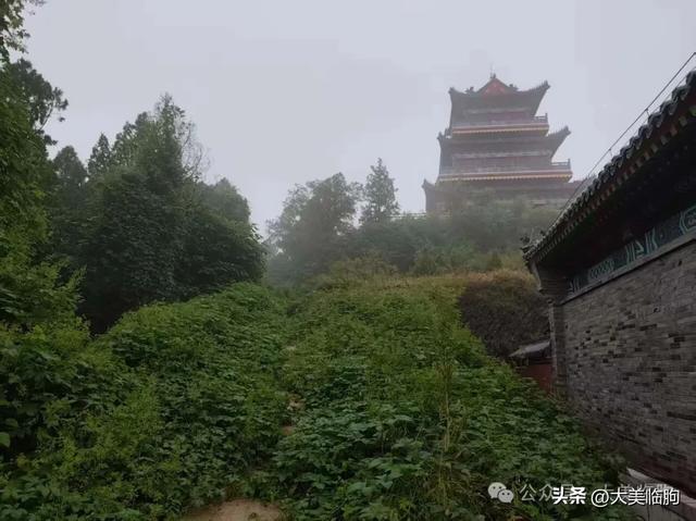 雨后的早上登临朐县城的粟山，眺望县城