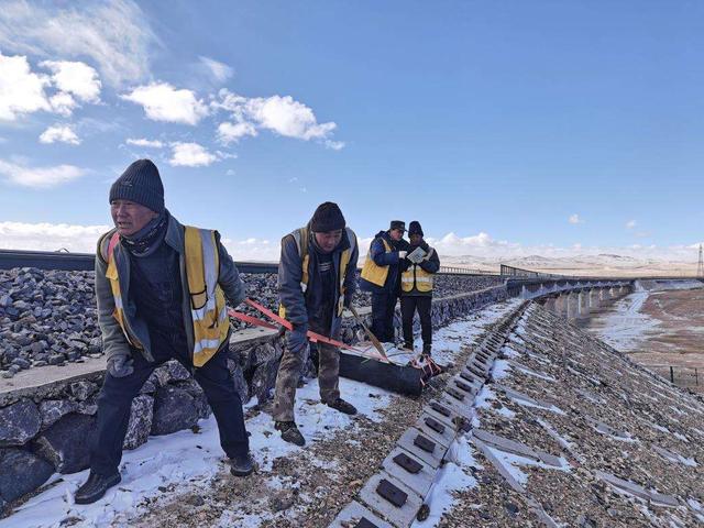 毛主席问铁路什么时候修到拉萨，李先念分析道：估计最少也得10年