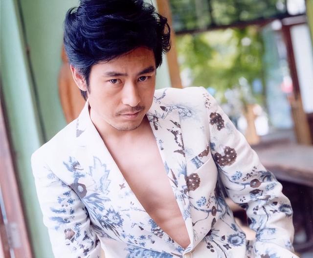 54岁凭央视大剧一夜爆火，如今又父子同台飙戏，17岁儿子比他还帅