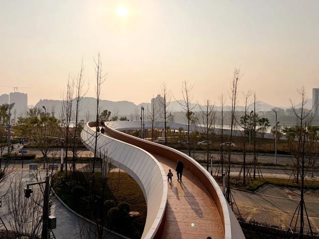 白天能量满满，晚上赛博朋克！射洪这个地方不得了