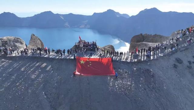 长白山国庆“爆单”啦！秋色与人海共舞，绘就流量画卷