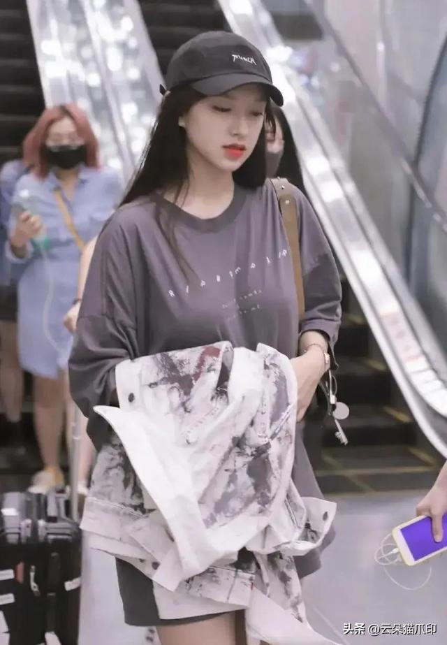 她身材真是太好了，大T恤都遮不住，所以她不能胖，一胖就特显壮