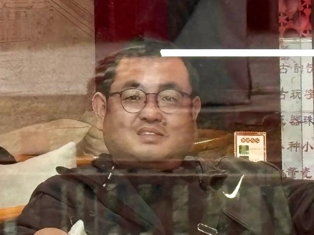 公共场所霸座行为：太原古县城饮品店不文明行为曝光
