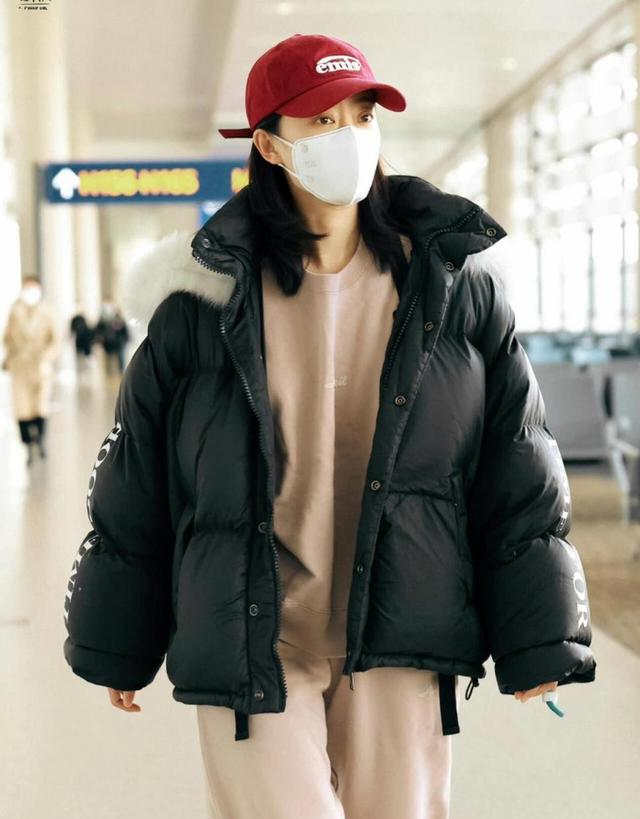 看了张小斐穿搭，我悟了：羽绒服不配牛仔裤、短靴，才更高级时髦