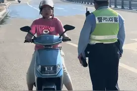 “正能量翻车”？安徽交警高温查电动车，网友狂吐槽：别宣传了！图片
