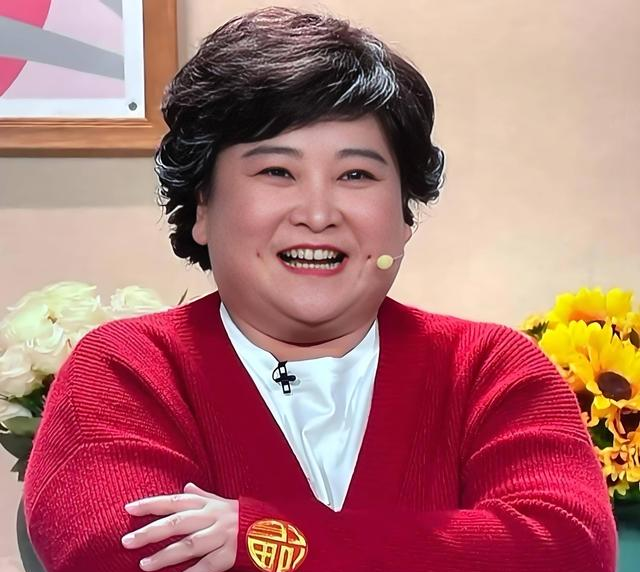 钱赚够了不装了？退出春晚销声匿迹的贾玲，如今下场令人唏嘘