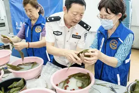 46把钥匙，串起了他与孤残家庭的温暖故事！图片