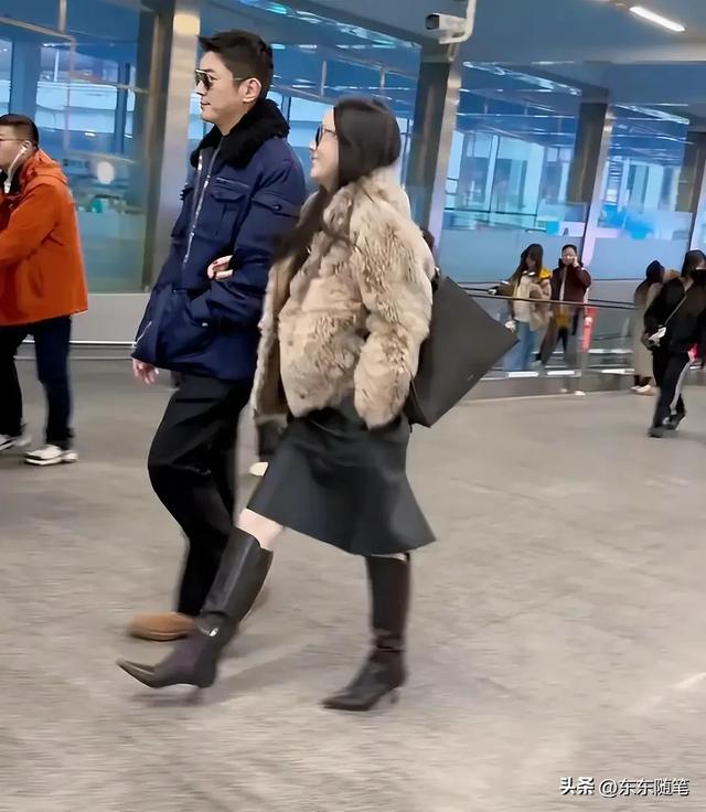 45岁霍思燕跟杜江同框回京,皮草配靴子穿搭老土,五官男相认不出